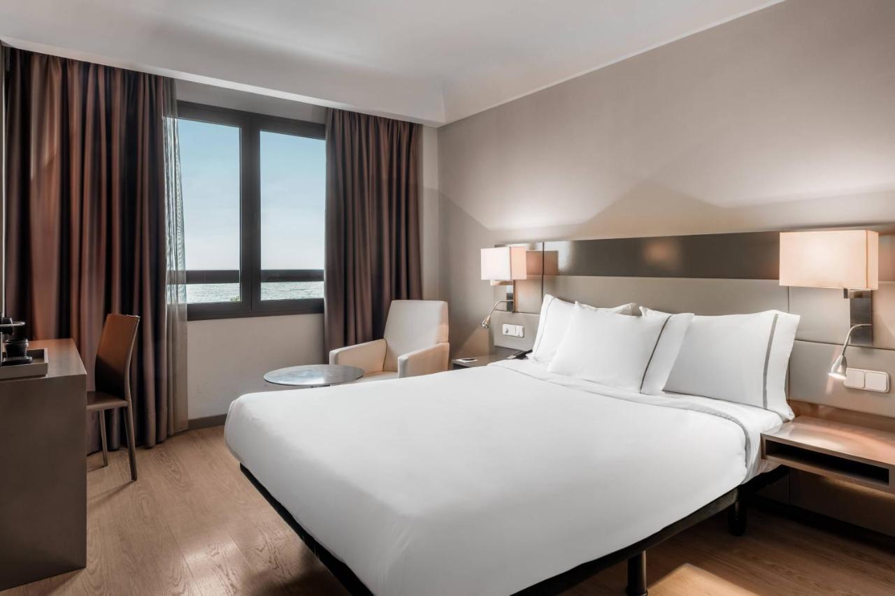 Habitación con cama grande y vistas al mar